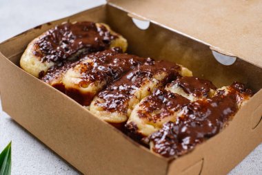 Un yumurtalarından, maya ve hindistan cevizi sütünden yapılmış Endonezya sokak yemekleri.