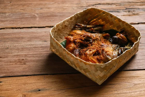 Endonezya Geleneksel Mutfağı Ayam Goreng Kalasan Ahşap Masanın Üzerinde Örülmüş — Stok fotoğraf