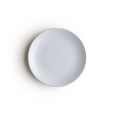 Beyaz arka planda beyaz plakadan yapılmış yaratıcı bir düzen. Düz yatıyordu. Yiyecek konsepti.