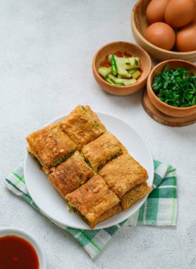 Martabak Telor veya Martabak Telur. Yumurta, et ve baharatla doldurulmuş tuzlu tavada kızartılmış hamur işi. Martabak Telur Endonezya sokak yemeklerinden biridir.