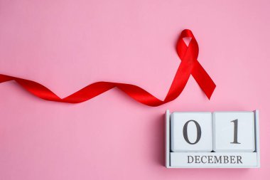 Eller kırmızı kurdele tutuyor, HIV farkındalığı konsepti, Dünya Yardım Günü, Dünya Hipertansiyon Günü