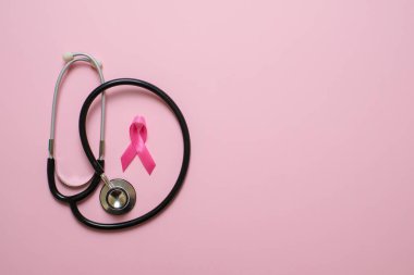 Göğüs kanseri farkındalığı Pembe arkaplan üzerinde yassılaşma konsepti
