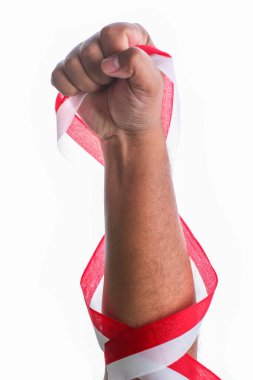 Elinde küçük bir Endonezya bayrağı var. Beyaz arkaplana karşı Bağımsızlık Günü kavramı