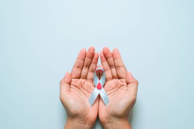 Dünya Diyabet Günü ve mavi kurdele farkındalığı. Mavi arka planda kırmızı kan damlaları olan bir kadın. Dünya Diyabet Günü, 14 Kasım. Uzayı kopyala Üst görünüm