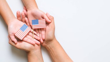 El ele tutuşup milli Amerikan Bayrağı 'na dokunmak. Dünya Gazi Günü konsepti