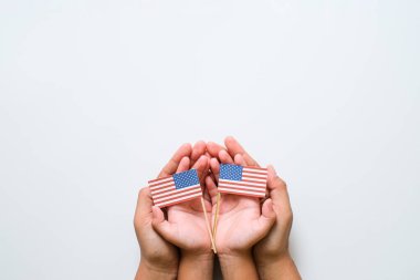 El ele tutuşup milli Amerikan Bayrağı 'na dokunmak. Dünya Gazi Günü konsepti