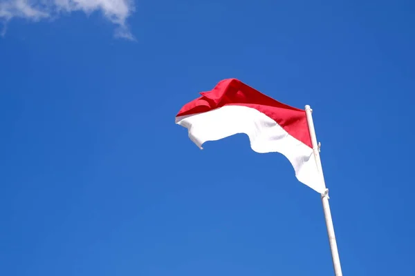 Ινδονησιακή Κόκκινη Και Λευκή Σημαία Που Κυματίζει Στον Γαλάζιο Ουρανό — Φωτογραφία Αρχείου