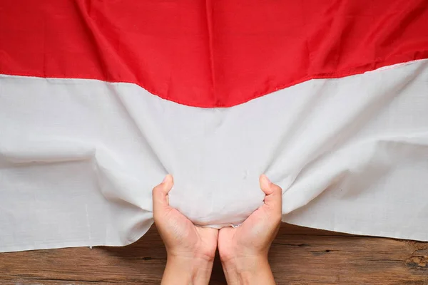 Hand Houden Aanraken Van Nationale Indonesië Vlag Rood Wit Indonesië — Stockfoto