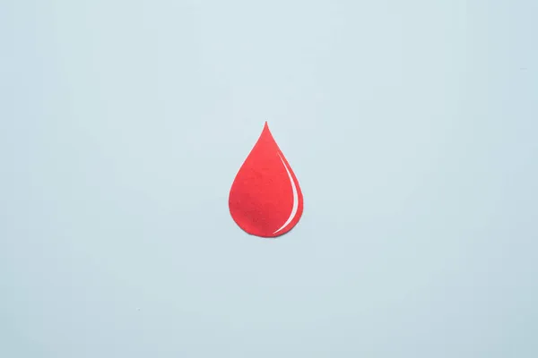 Światowy Dzień Cukrzycy Świadomość Niebieskiej Wstążki Czerwoną Kroplą Krwi Rękach — Zdjęcie stockowe