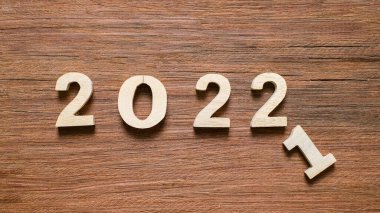 Ahşap arka planda 2022 ahşap metin numarası. Çözüm, plan, gözden geçirme, hedef, başlangıç ve yeni yıl tatili kavramları