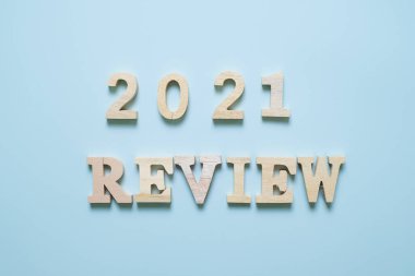 Mavi arkaplanda 2022 ahşap metin numarası var. Çözüm, plan, gözden geçirme, hedef, başlangıç ve yeni yıl tatili kavramları