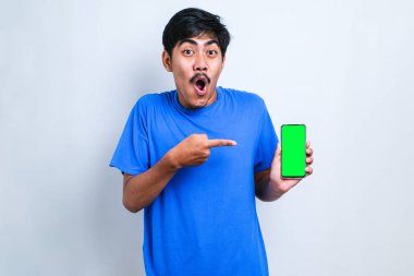 Asyalı Adam Gülümsemesi Akıllı Telefon Boş Ekran Uygulaması, Beyaz Arkaplan