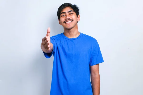 Asiatisk Ung Man Bär Casual Kläder Ler Vänlig Erbjuder Handslag — Stockfoto