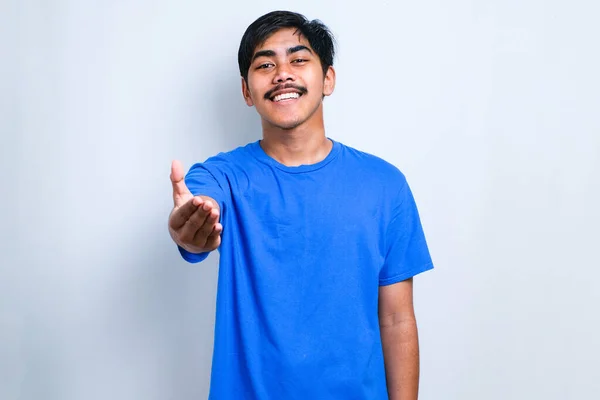 Pemuda Asia Mengenakan Pakaian Santai Tersenyum Ramah Menawarkan Jabat Tangan — Stok Foto