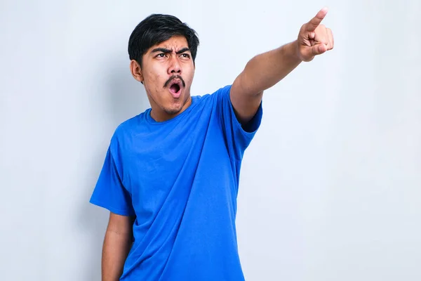 Азиатский Молодой Человек Повседневной Рубашке Указывая Вперед Глядя Камеру Сделать — стоковое фото