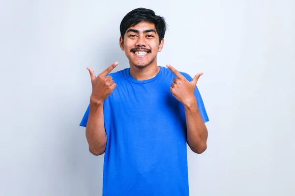 Homem Bonito Jovem Vestindo Camisola Casual Sobre Fundo Branco Isolado — Fotografia de Stock