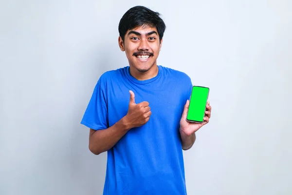 Asian Guy Smile Looking Camea Zobrazeno Smartphone Empty Screen Doporučené — Stock fotografie