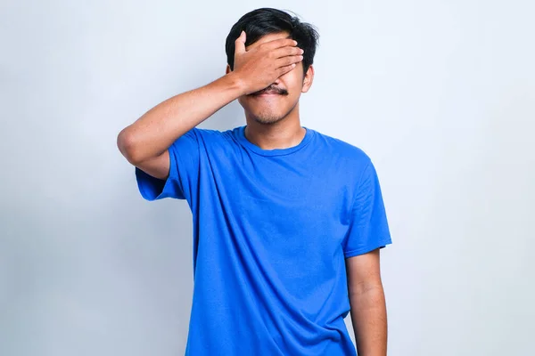 Ung Asiatisk Man Bär Avslappnad Skjorta Ler Och Skrattar Med — Stockfoto