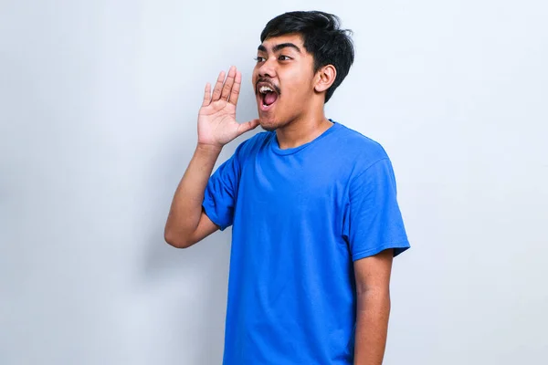 Mladý Asiat Neformálním Tričku Křičel Křičel Hlasitě Strany Stranu Rukou — Stock fotografie