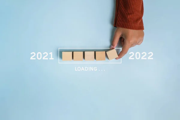 Ładowanie Nowego Roku 2021 2022 Ręcznym Umieszczeniem Kostki Drewna Pasku — Zdjęcie stockowe
