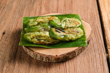 Kipo geleneksel yemekleri Kotagede Yogyakarta Endonezya 'dan. Glutinous Rice un hamurundan yapılmıştır. Düz ve rendelenmiş hindistan cevizi ile doludur. Kahverengi şekerle pişirilir.