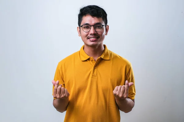 Joven Hombre Guapo Con Camisa Casual Sobre Fondo Blanco Haciendo —  Fotos de Stock