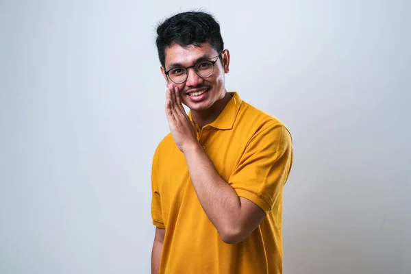 Asiatisk Stilig Man Bär Vit Tröja Och Glasögon Över Vit — Stockfoto