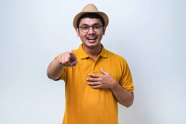 Ung Asiatisk Man Klädd Avslappnad Skjorta Skrattar Dig Pekar Finger — Stockfoto