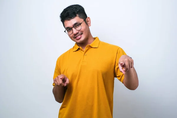 Ung Stilig Asiatisk Man Bär Casual Skjorta Står Över Vit — Stockfoto