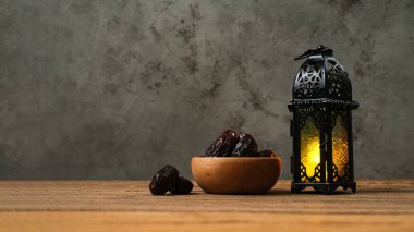 Ramazan ve Kurban Bayramı arkaplanları Türk geleneksel feneri Light Lamba ve Tasbeeh, rustik ahşap masa arkaplanı iftar temalı resim Ramazan Kareem Mübarek 'e dayanmaktadır.