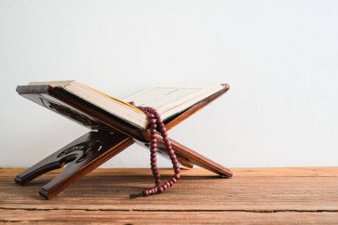 Kuran 'ın Arapça anlamı ve tespih boncuğu ya da tasbih Arapça çevirisi ile Kutsal Kur' an.