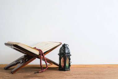 El-Kur 'an' ın Arapça anlamı ve tespih boncukları ya da tasbih Arapça çevirisi olan Kutsal Kur 'an' ı bulanık görmeye başladım.