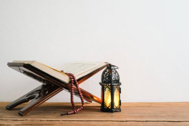 El-Kur 'an' ın Arapça anlamı ve tespih boncukları ya da tasbih Arapça çevirisi olan Kutsal Kur 'an' ı bulanık görmeye başladım.