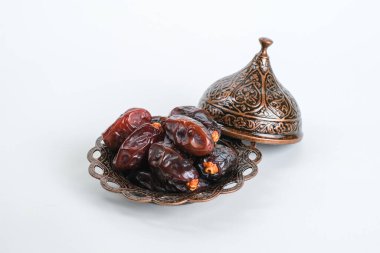 Beyaz arkaplanda izole edilmiş çukurlu tarihlerin plakası.