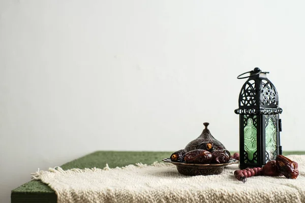 Ramadan Kareem Pozdrav Pozvání Marocká Lampa Hořící Svíčkou Datle Turkyně Stock Obrázky