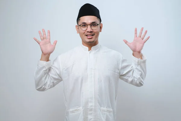 Asiatisk Muslim Man Bär Casual Kläder Visar Och Pekar Upp — Stockfoto