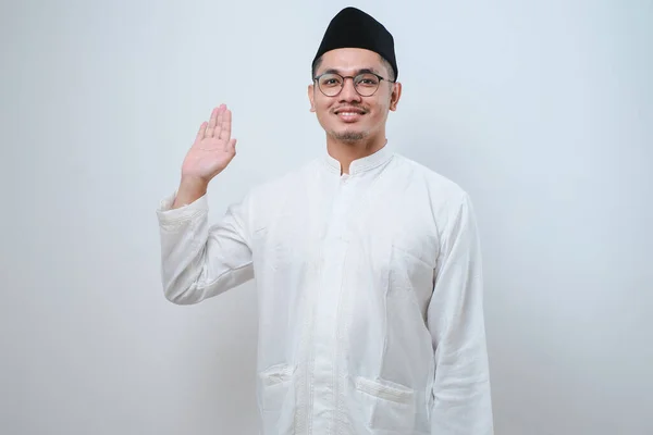 Asijské Muslim Muž Úsměvem Kameru Zatímco Mává Rukou Pozdravit Přes — Stock fotografie