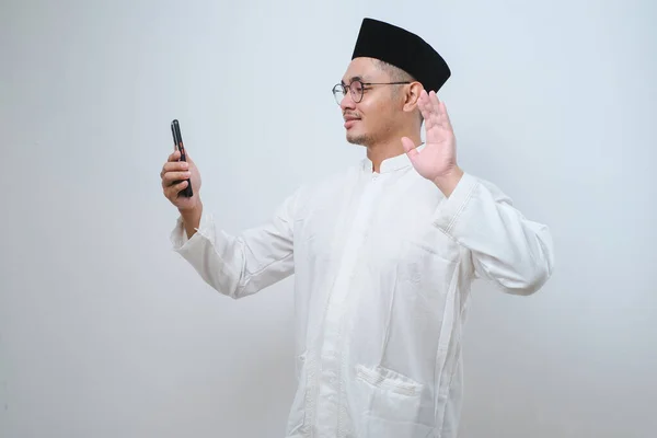 Aziatische Moslim Man Doet Videogesprek Met Zijn Smartphone Geïsoleerd Witte — Stockfoto