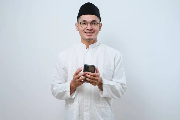 Pria Muslim Asia Bahagia Memegang Dan Menunjuk Ponsel Atas Latar — Stok Foto