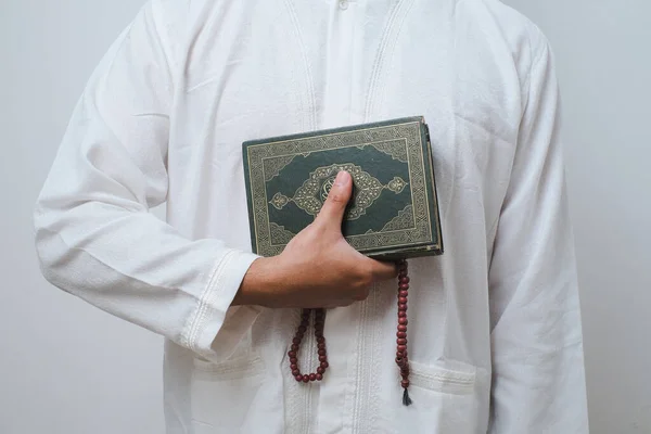 Mão Homem Muçulmano Transportar Santo Alcorão Sobre Fundo Branco — Fotografia de Stock