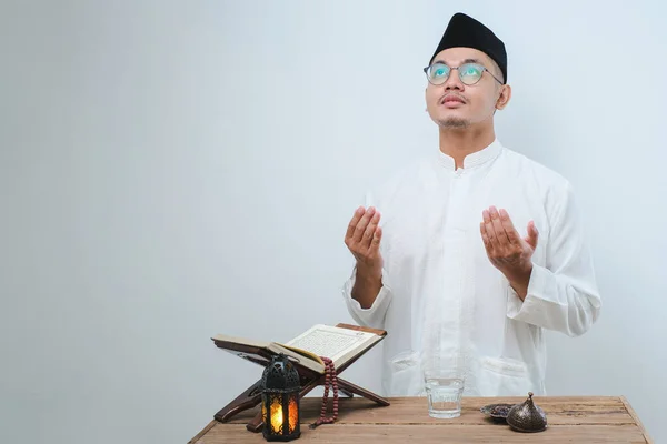 Asiatique Musulman Homme Priant Dieu Moment Iftar Ramadan Kareem Jeûne — Photo