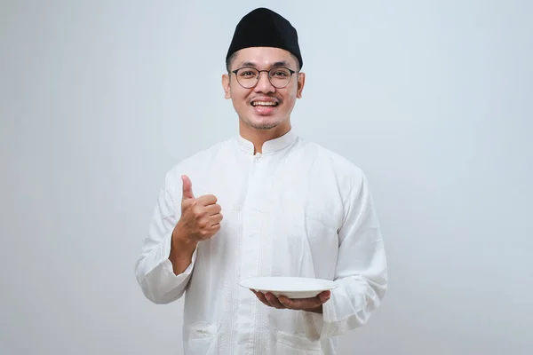 Asiatisk Muslim Man Visar Glada Uttryck Medan Håller Tom Middag — Stockfoto