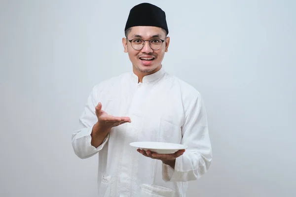 Ásia Muçulmano Homem Mostrando Animado Expressão Enquanto Segurando Vazio Jantar — Fotografia de Stock