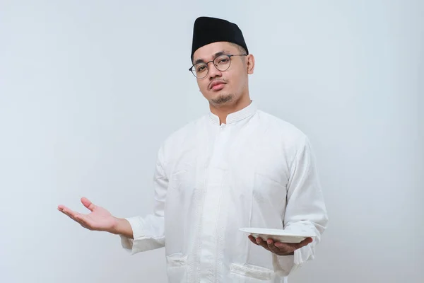 Ásia Muçulmano Homem Mostrando Decepcionado Expressão Enquanto Mostrando Vazio Jantar — Fotografia de Stock
