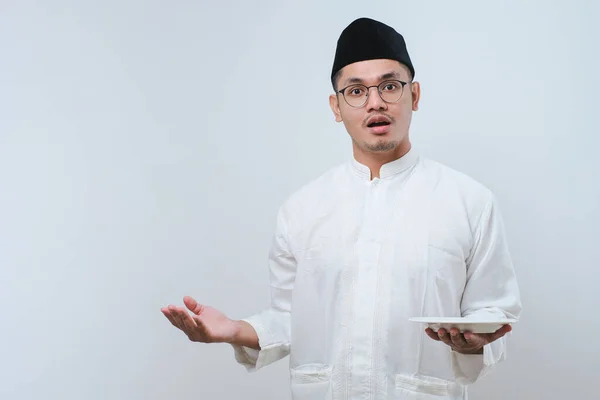 Asijské Muslim Muž Ukazující Zklamaný Výraz Zatímco Ukazuje Prázdné Jídlo — Stock fotografie