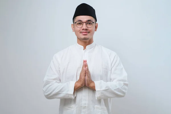 在斋月和开斋节的白色背景下 亚洲穆斯林男子戴着眼镜 面带微笑地打招呼 — 图库照片