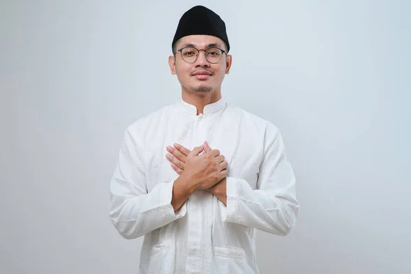 Asiatisk Muslim Man Bär Casual Kläder Ler Med Händerna Bröstet — Stockfoto