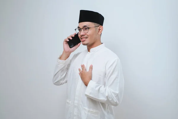 Asyalı Müslüman Adam Cep Telefonundan Arıyor Beyaz Arka Planda Izole — Stok fotoğraf