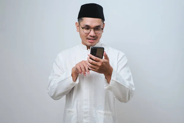 Feliz Asiático Musulmán Hombre Sosteniendo Señalando Teléfono Celular Sobre Fondo — Foto de Stock