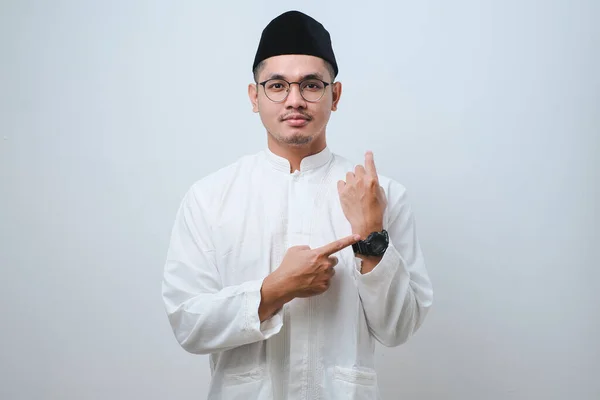 Asiatisk Muslim Man Bär Casual Muslim Kläder Hast Pekar Att — Stockfoto